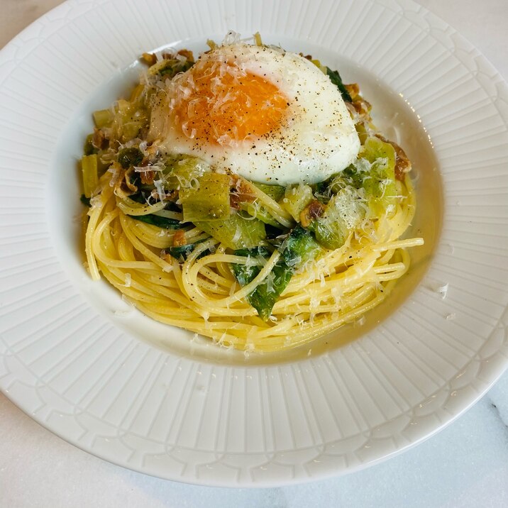 主夫がつくるグリーンリーフのパスタ 温泉卵のせ